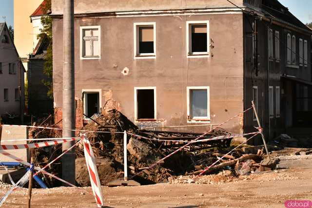 [WIDEO/FOTO] Pomoc jest, ale nie mogę spać, wraca trauma. Jak radzą sobie mieszkańcy Lądka-Zdroju w walce ze skutkami powodzi?