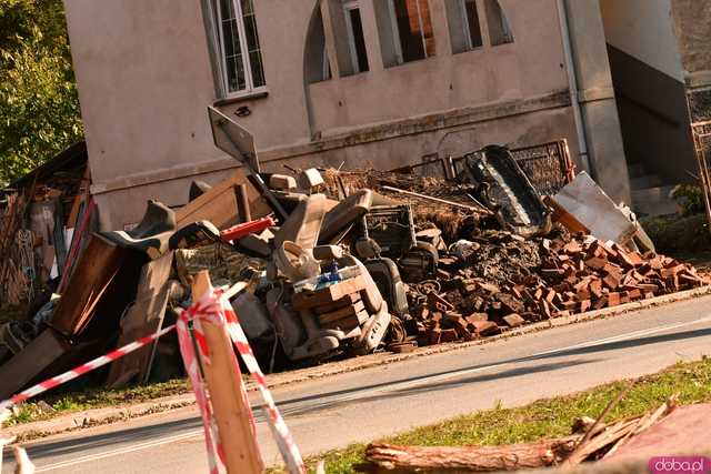 [WIDEO/FOTO] Pomoc jest, ale nie mogę spać, wraca trauma. Jak radzą sobie mieszkańcy Lądka-Zdroju w walce ze skutkami powodzi?