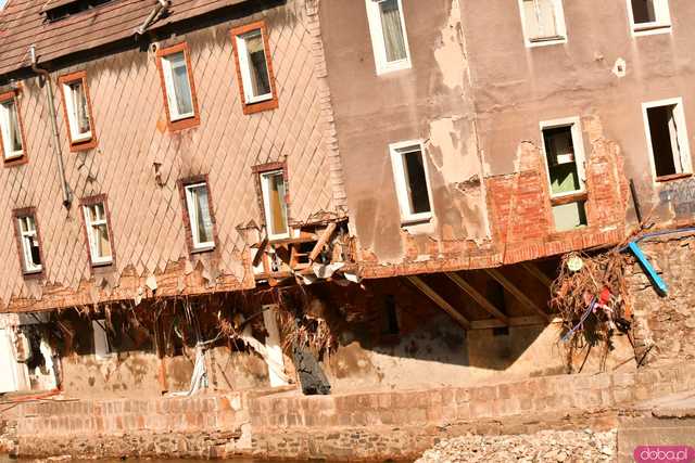 [WIDEO/FOTO] Pomoc jest, ale nie mogę spać, wraca trauma. Jak radzą sobie mieszkańcy Lądka-Zdroju w walce ze skutkami powodzi?