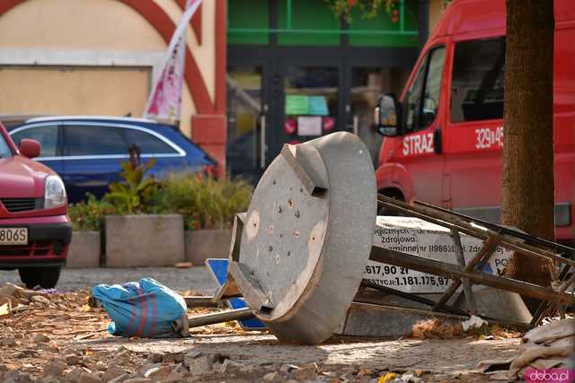 [WIDEO/FOTO] Pomoc jest, ale nie mogę spać, wraca trauma. Jak radzą sobie mieszkańcy Lądka-Zdroju w walce ze skutkami powodzi?