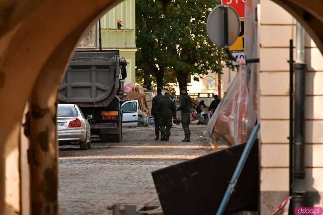 [WIDEO/FOTO] Pomoc jest, ale nie mogę spać, wraca trauma. Jak radzą sobie mieszkańcy Lądka-Zdroju w walce ze skutkami powodzi?
