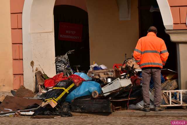 [WIDEO/FOTO] Pomoc jest, ale nie mogę spać, wraca trauma. Jak radzą sobie mieszkańcy Lądka-Zdroju w walce ze skutkami powodzi?