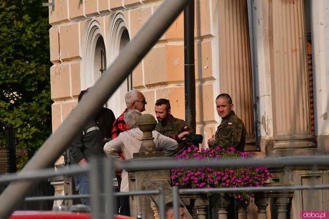 [WIDEO/FOTO] Pomoc jest, ale nie mogę spać, wraca trauma. Jak radzą sobie mieszkańcy Lądka-Zdroju w walce ze skutkami powodzi?