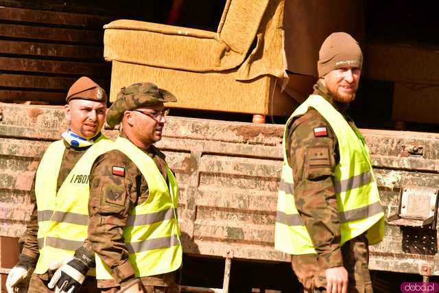 [WIDEO/FOTO] Mieszkańcy Stronia Śląskiego walczą o nową, lepszą przyszłość. Trwa trudna walka ze skutkami żywiołu