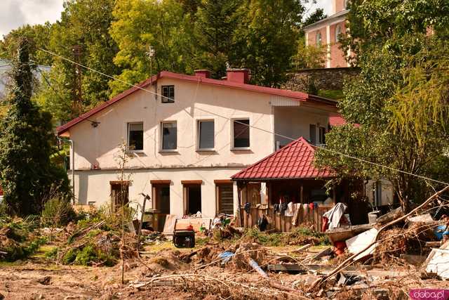[WIDEO/FOTO] Mieszkańcy Stronia Śląskiego walczą o nową, lepszą przyszłość. Trwa trudna walka ze skutkami żywiołu
