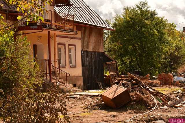 [WIDEO/FOTO] Mieszkańcy Stronia Śląskiego walczą o nową, lepszą przyszłość. Trwa trudna walka ze skutkami żywiołu