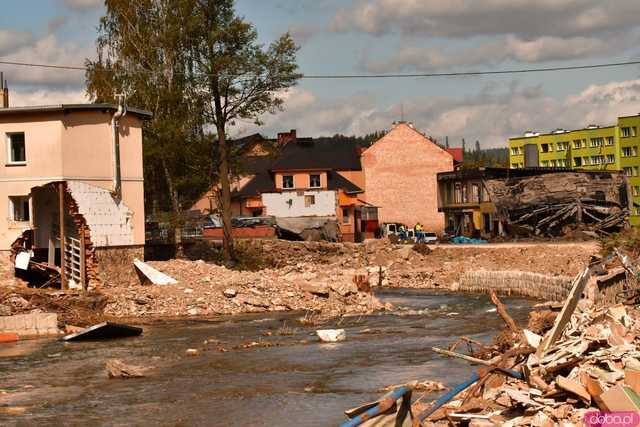 [WIDEO/FOTO] Mieszkańcy Stronia Śląskiego walczą o nową, lepszą przyszłość. Trwa trudna walka ze skutkami żywiołu