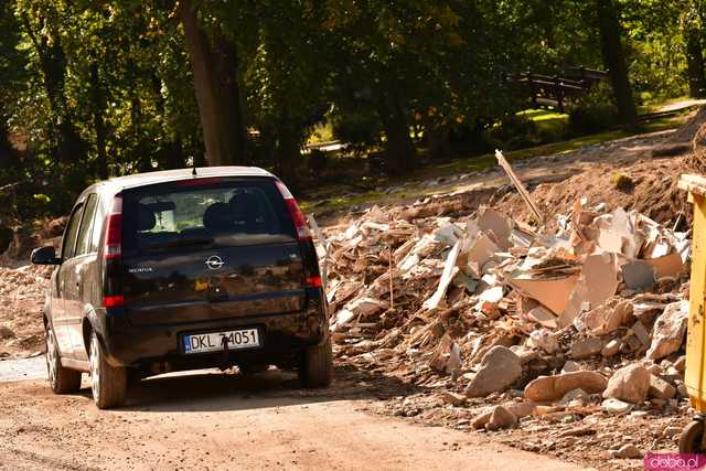 [WIDEO/FOTO] Mieszkańcy Stronia Śląskiego walczą o nową, lepszą przyszłość. Trwa trudna walka ze skutkami żywiołu