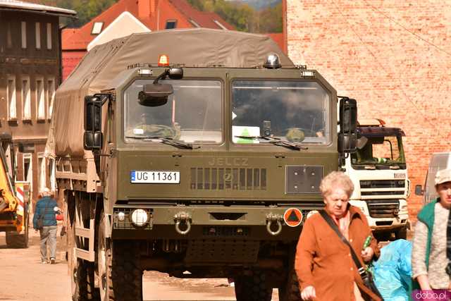 [WIDEO/FOTO] Mieszkańcy Stronia Śląskiego walczą o nową, lepszą przyszłość. Trwa trudna walka ze skutkami żywiołu