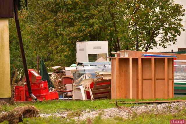 [WIDEO/FOTO] Wrak samochodu w rzece, podmyte drogi, zalane budynki. Obraz popowodziowych zniszczeń w gminie Kłodzko