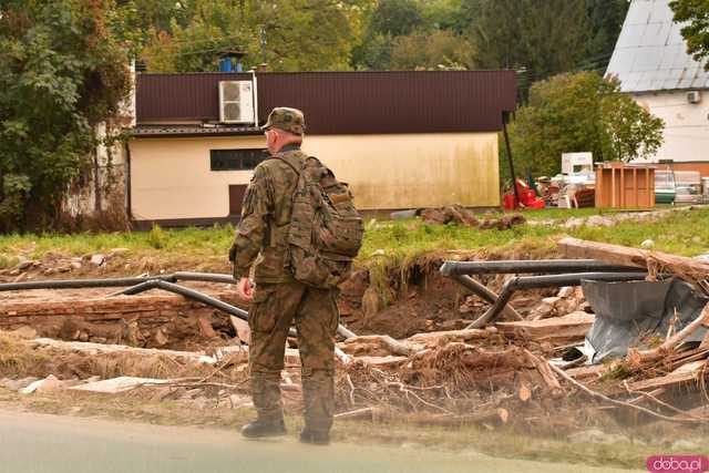 [WIDEO/FOTO] Wrak samochodu w rzece, podmyte drogi, zalane budynki. Obraz popowodziowych zniszczeń w gminie Kłodzko