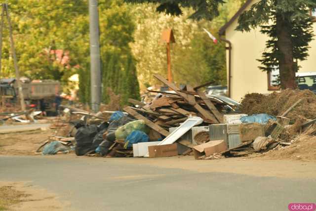 [WIDEO/FOTO] Wrak samochodu w rzece, podmyte drogi, zalane budynki. Obraz popowodziowych zniszczeń w gminie Kłodzko