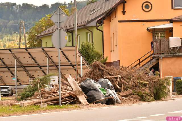[WIDEO/FOTO] Wrak samochodu w rzece, podmyte drogi, zalane budynki. Obraz popowodziowych zniszczeń w gminie Kłodzko