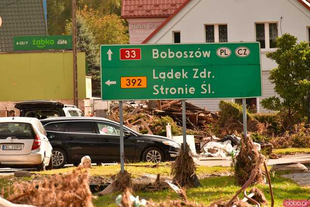 [WIDEO/FOTO] Wrak samochodu w rzece, podmyte drogi, zalane budynki. Obraz popowodziowych zniszczeń w gminie Kłodzko