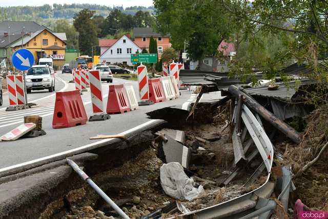 [WIDEO/FOTO] Wrak samochodu w rzece, podmyte drogi, zalane budynki. Obraz popowodziowych zniszczeń w gminie Kłodzko