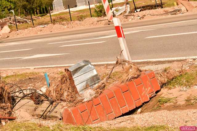 [WIDEO/FOTO] Wrak samochodu w rzece, podmyte drogi, zalane budynki. Obraz popowodziowych zniszczeń w gminie Kłodzko