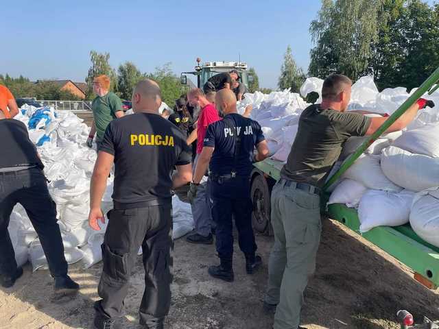 [FOTO] Komendant Główny Policji odwiedził tereny objęte powodzią