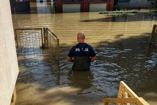 [FOTO] Komendant Główny Policji odwiedził tereny objęte powodzią