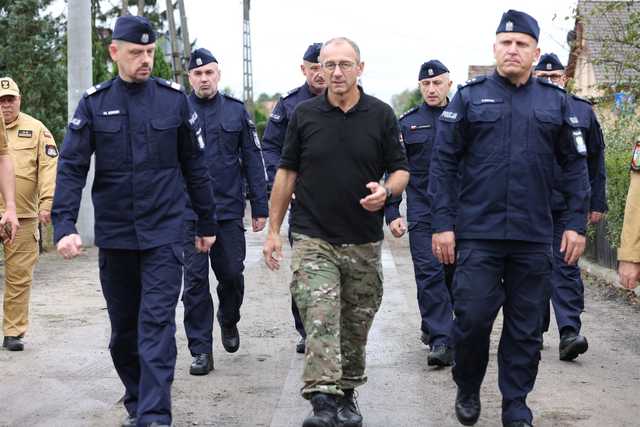 [FOTO] Komendant Główny Policji odwiedził tereny objęte powodzią