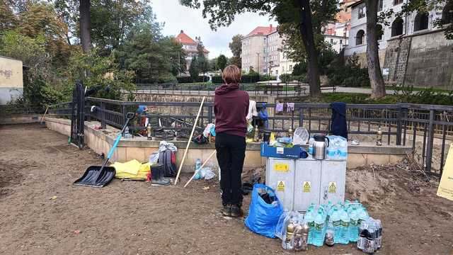 [FOTO] Mieszkańcy Kłodzka porządkują miasto po powodzi