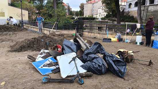 [FOTO] Mieszkańcy Kłodzka porządkują miasto po powodzi