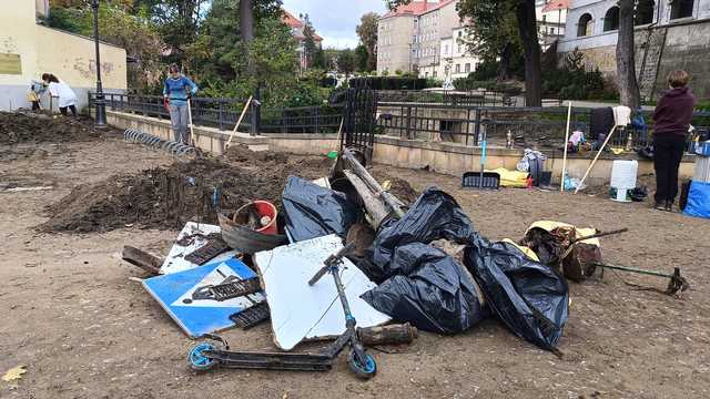[FOTO] Mieszkańcy Kłodzka porządkują miasto po powodzi