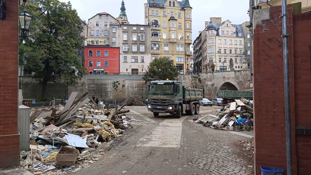 [FOTO] Mieszkańcy Kłodzka porządkują miasto po powodzi