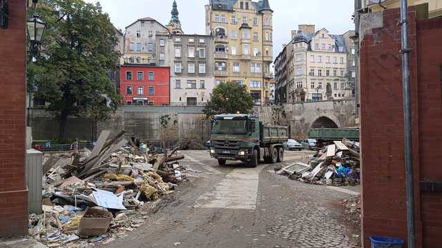 [FOTO] Mieszkańcy Kłodzka porządkują miasto po powodzi