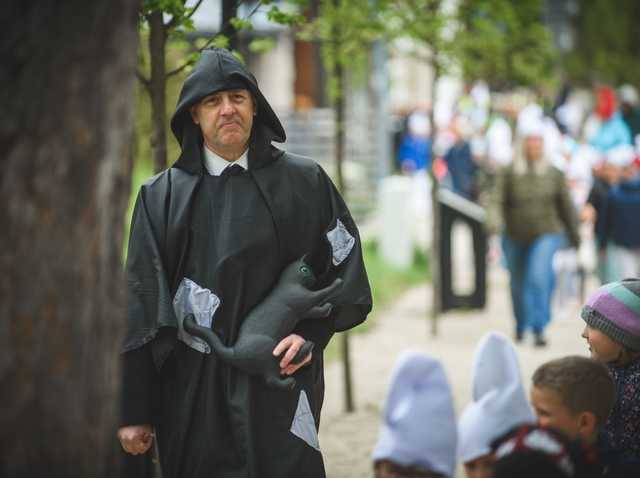 [FOTO] Pochód Smerfów przeszedł ulicami Dusznik-Zdroju
