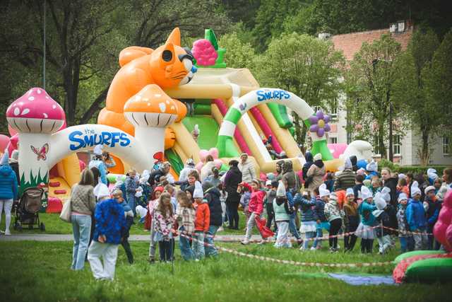 [FOTO] Pochód Smerfów przeszedł ulicami Dusznik-Zdroju