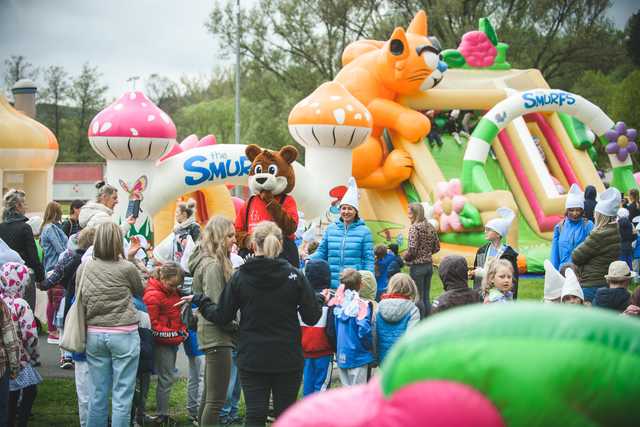 [FOTO] Pochód Smerfów przeszedł ulicami Dusznik-Zdroju