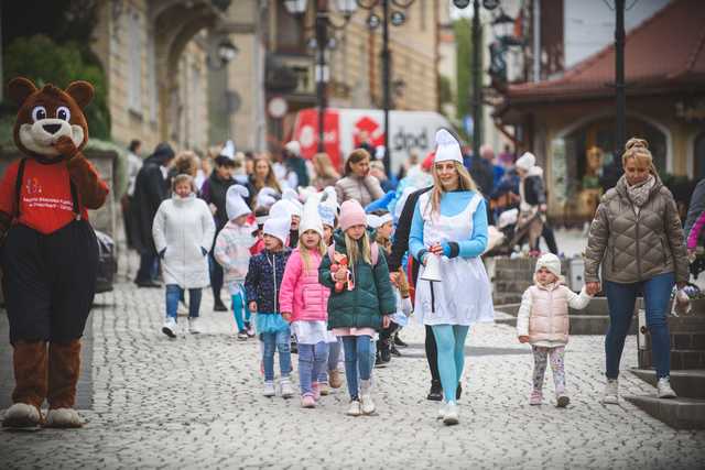 [FOTO] Pochód Smerfów przeszedł ulicami Dusznik-Zdroju