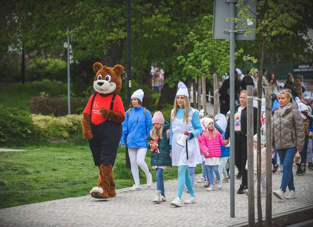 [FOTO] Pochód Smerfów przeszedł ulicami Dusznik-Zdroju