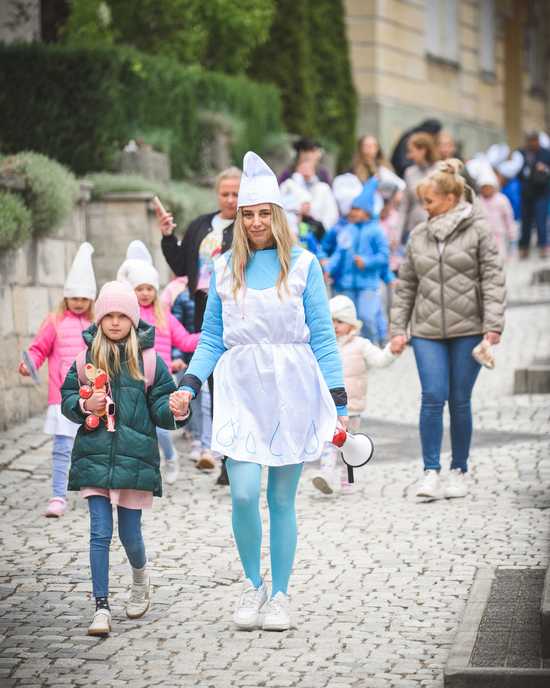[FOTO] Pochód Smerfów przeszedł ulicami Dusznik-Zdroju