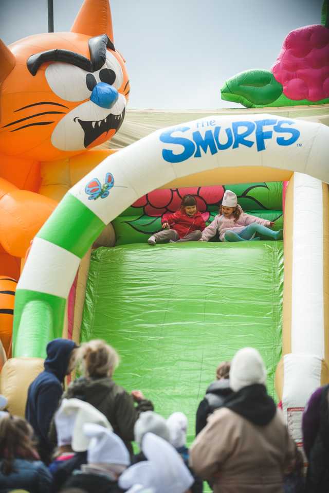 [FOTO] Pochód Smerfów przeszedł ulicami Dusznik-Zdroju