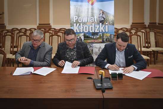 Będzie remont Domu Dziecka w Kłodzku. Wicestarosta podpisał umowy z wykonawcami [SZCZEGÓŁY]