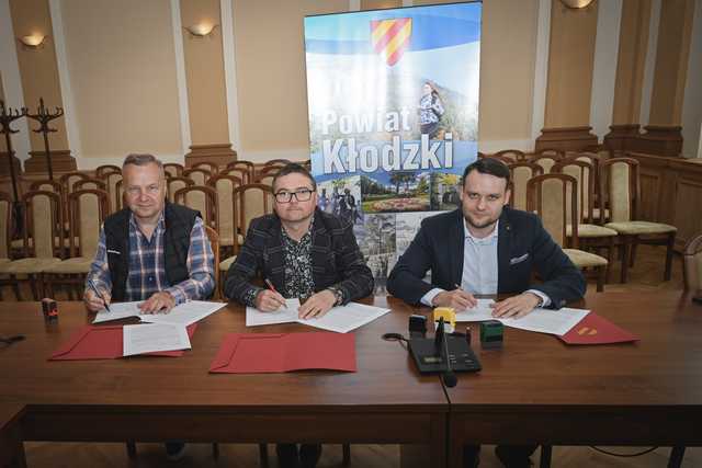 Będzie remont Domu Dziecka w Kłodzku. Wicestarosta podpisał umowy z wykonawcami [SZCZEGÓŁY]