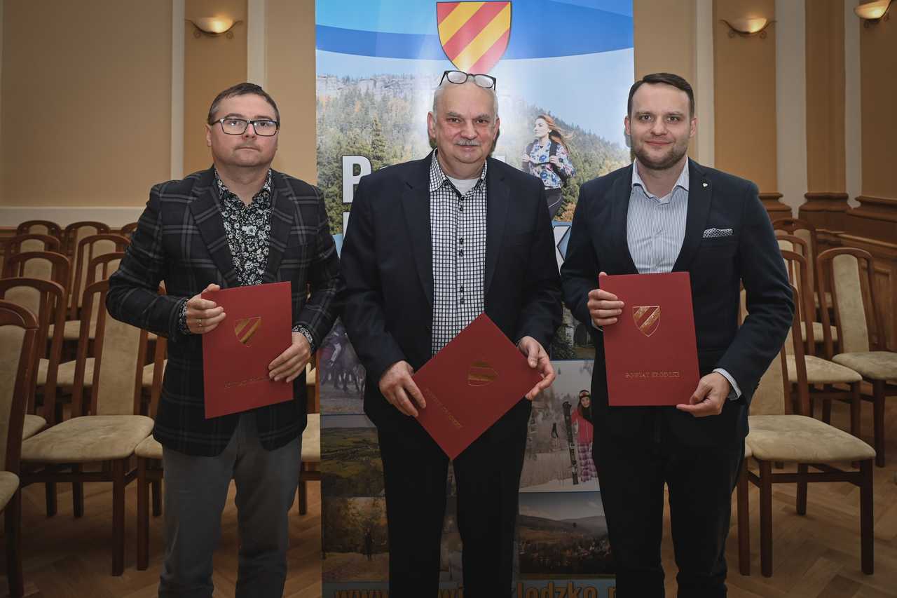 Będzie remont Domu Dziecka w Kłodzku. Wicestarosta podpisał umowy z wykonawcami [SZCZEGÓŁY]