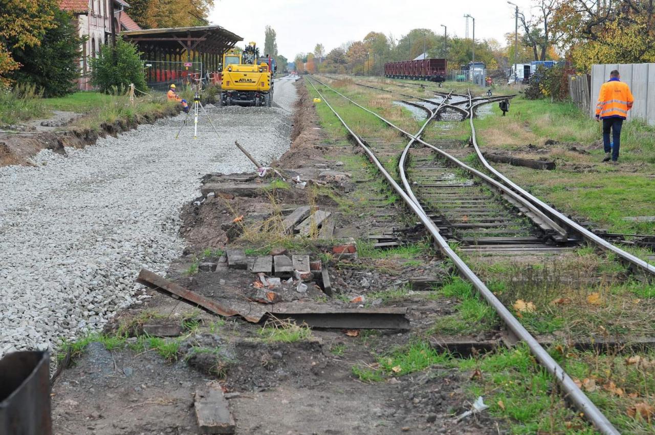 FOTO] Trwają prace na linii kolejowej pomiędzy Świdnicą Kraszowicami a  Jedliną-Zdrój