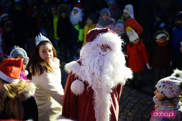 Mikołaj rozświetlił choinkę na strzegomskim Rynku