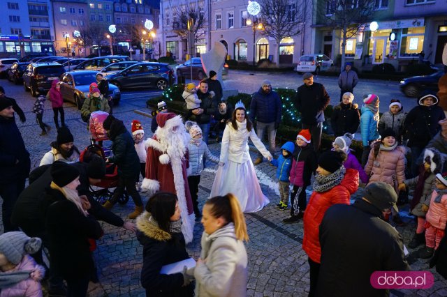 Mikołaj rozświetlił choinkę na strzegomskim Rynku