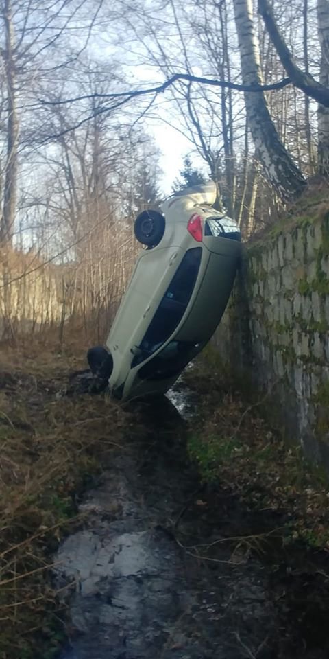 Samochód osobowy wpadł do potoku