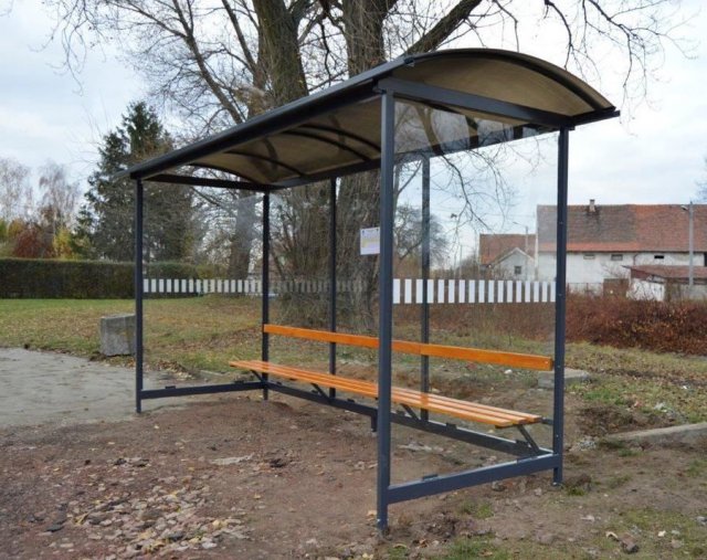 Zniszczone wiaty przystankowe w Świebodzicach wymienione na nowe
