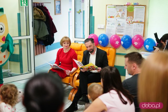Robert Korólczyk przeczytał bajki dzieciom ze szpitala Latawiec