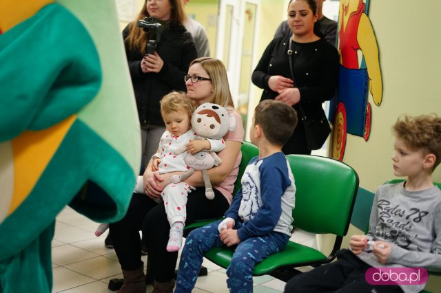 Robert Korólczyk przeczytał bajki dzieciom ze szpitala Latawiec