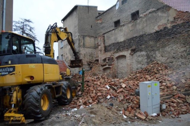 Budynku przy murze obronnym w Świebodzicach zburzony