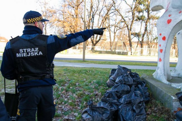 bezdomni posprzątali rzekę