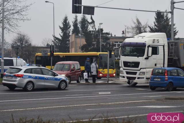 [FOTO] Samochód ciężarowy potrącił kobietę