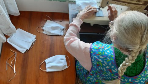 [FOTO] Blisko 100-letnia pani Janina szyje maseczki dla przychodni