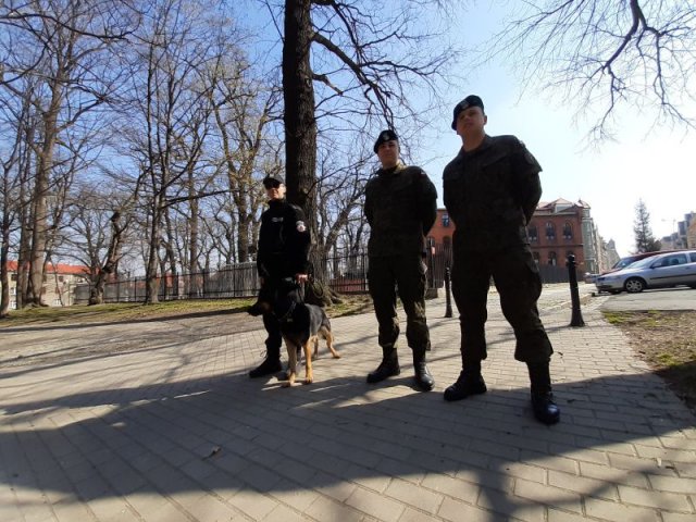 Świdniccy policjanci wraz z żołnierzami sprawdzają przestrzeganie przez mieszkańców kwarantanny 